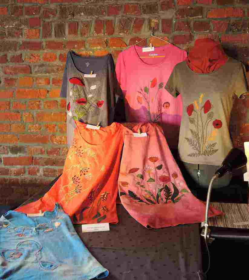 Atelier 12 - Décoloration et fleurs appliquées sur T-shirt